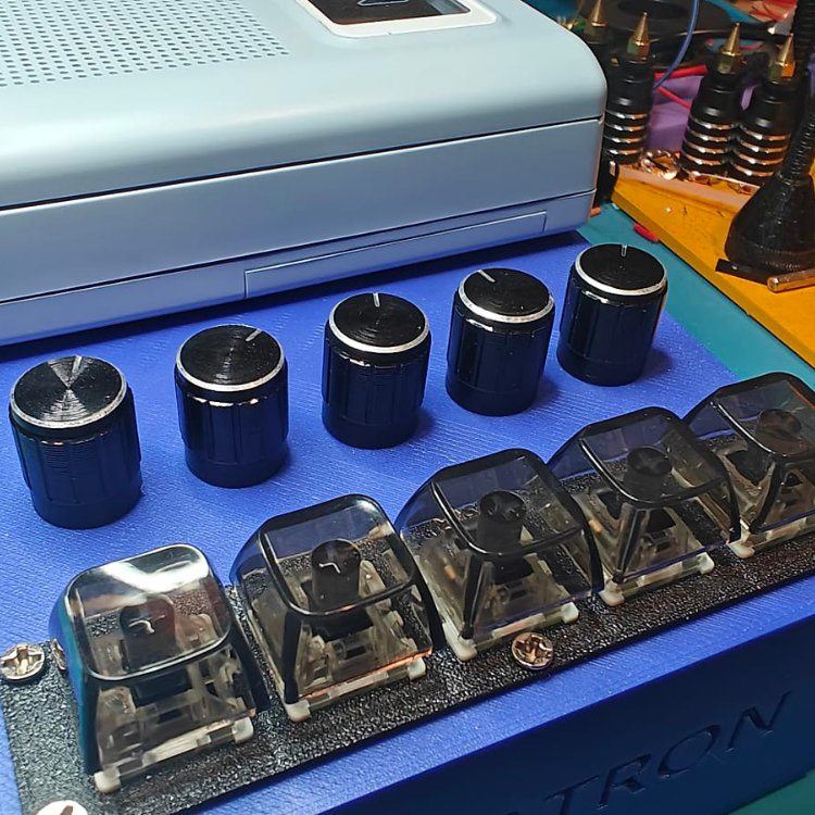 Lofiatron V2 Cassette / Sampler / synth / Keyboard instrument for lofi, ambient, chill and more! Mellotron